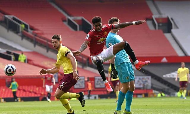 曼城险胜那不勒斯,卡瓦尼补时绝平西甲 曼城险胜那不勒斯,卡瓦尼补时绝平西甲